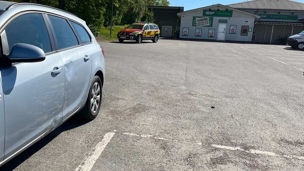 Bilen fick plåtskador i olyckan.