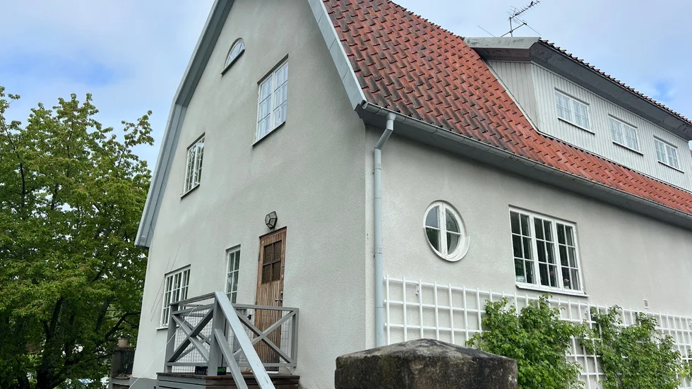 Birgitta Ed, Ulf Kristerssons fru och präst i Strängnäs domkyrkoförsamling med Aspö, meddelade under torsdagen att paret ska sälja villan i Strängnäs.