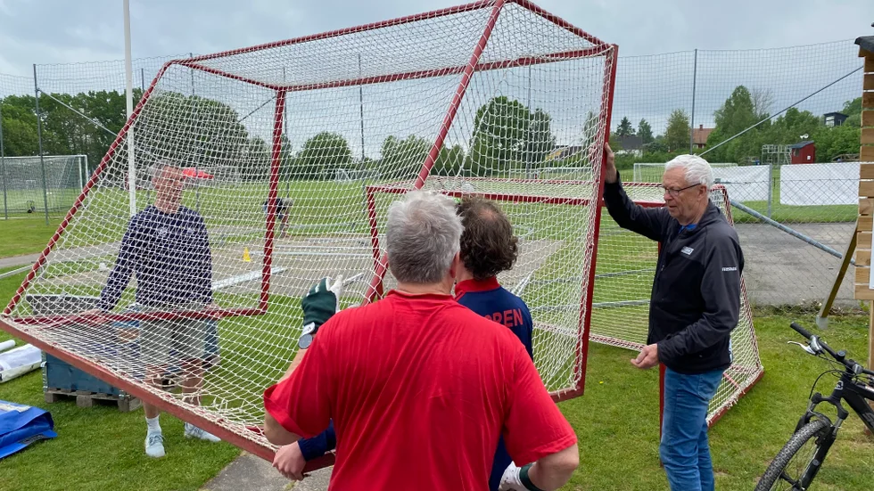 Borens IK:s jättearrangemang Klassfotboll med Platen är på lördagen för elfte gången på Borens IP. På fredagen gjordes de sista förberedelserna. Över 5 000 personer väntas till anläggningen under dagen.