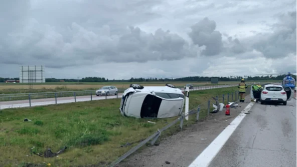 Mannen var stressad och missade avfarten på motorvägen. Det slutade i en rejäl kollision.