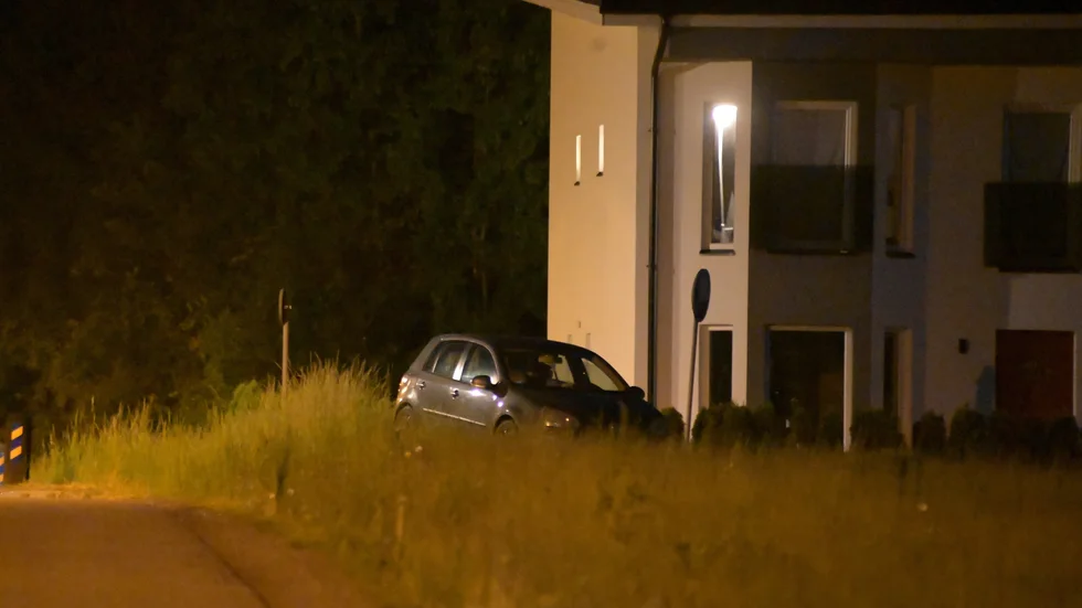 Trafikolycka i Linköping och Ekängen där en bil hamnade på en åker efter att ha väjt för vilt. 