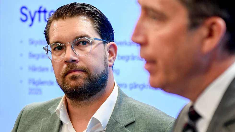 Tidöpartiernas överenskommelse om skärpta vapenlagar väckte så pass starka känslor i Sverigedemokraterna att Richard Jomshof lämnade sin post som ordförande för justitieutskottet i protest. På bild: Partiledare Jimmie Åkesson och Richard Jomshof (båda SD).