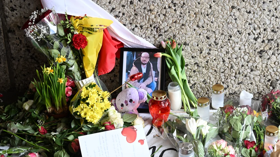 Några dagar efter mordet hölls en välbesökt minnesstund i Skärholmen centrum för Mikael Janicki, 39, som sköts ihjäl i en gångtunnel den 10 april.