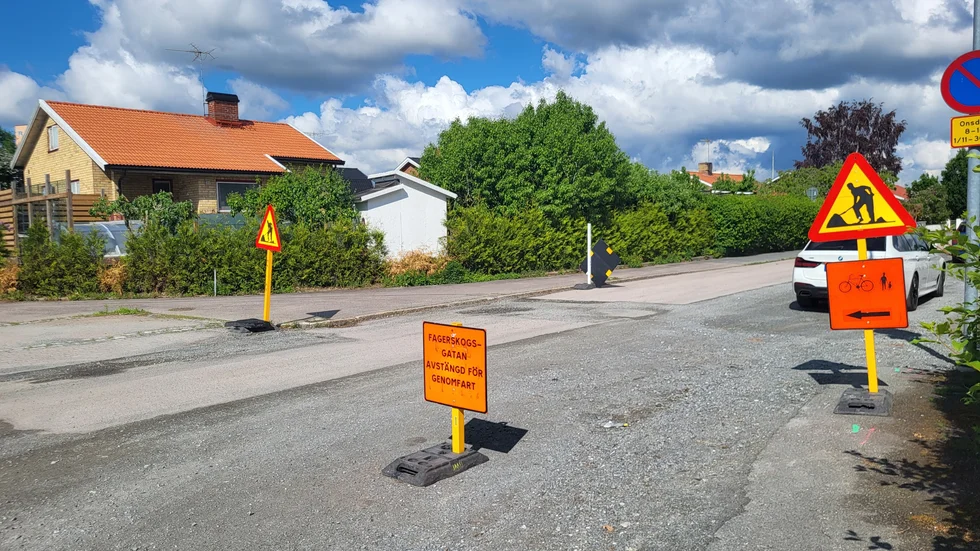 Vägarbete pågår i Romberga där Fagerskogsvägen asfalteras efter VA-arbeten.