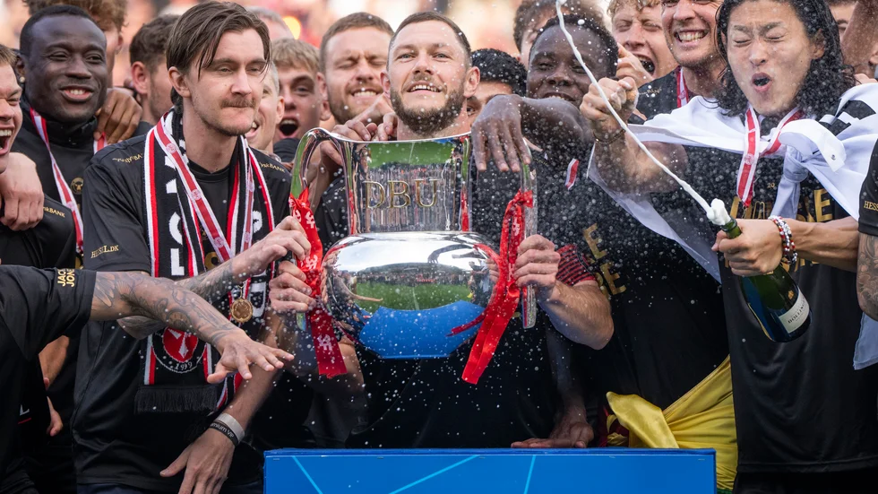 FC Midtjyllands Henrik Dalsgaard lyfter pokalen tillsammans med Kristoffer Olsson (till vänster).