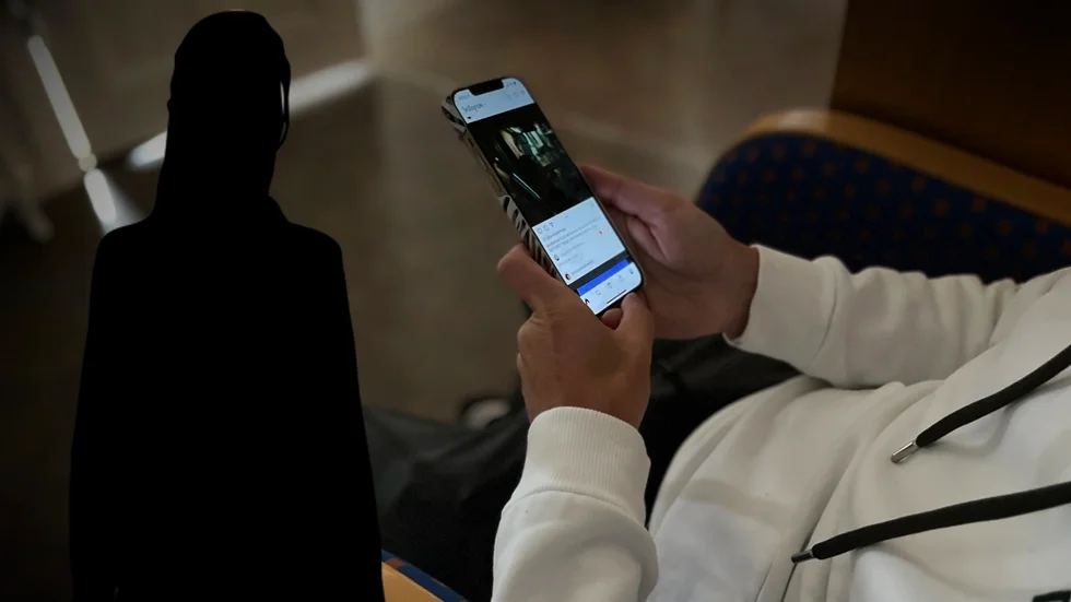 Mannen verkar har blivit lurad i ett så kallat romansbedrägeri.