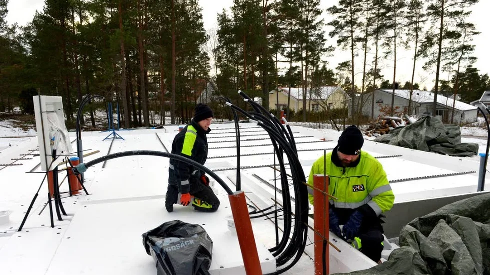 Jonatan Elmosson och Peter Andersson är två av de som fått anställning i företaget. Här arbetar de med en husgrund i Didrikslund.