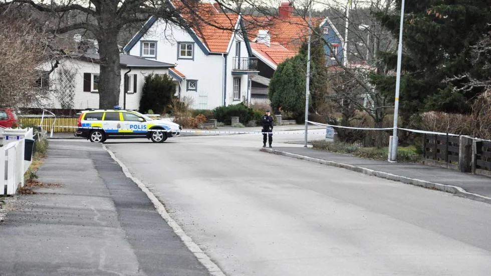 Anhållna. Tre personer greps bara några timmar efter mordet och de anhölls under lördagen. Senare på lördagen anhölls två till, misstänkta för delaktighet i brottet.