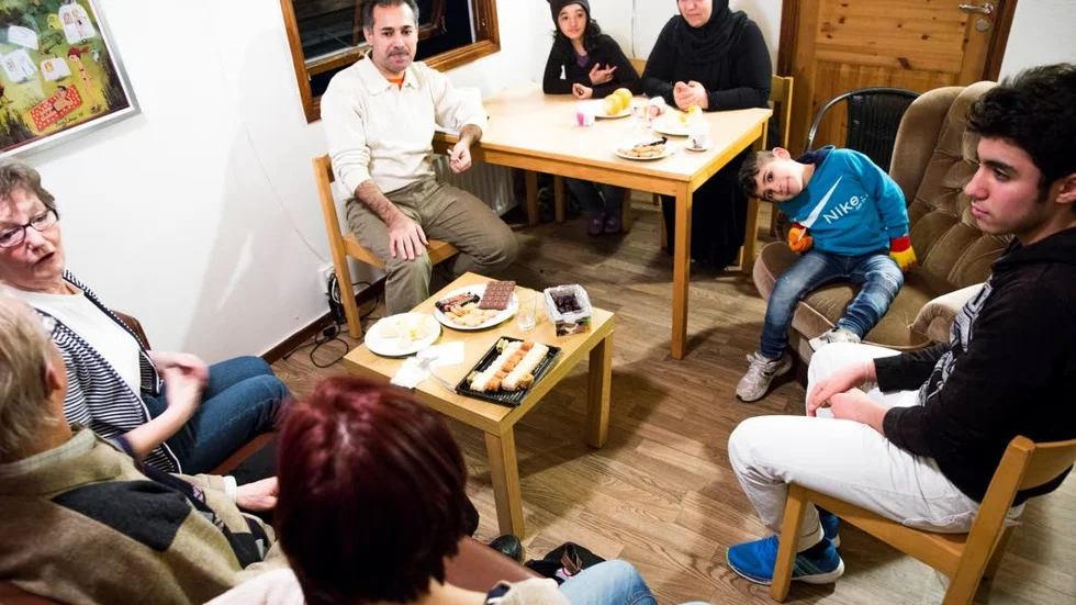 Kakor. Familjen har dukat upp med arabiska kakor som är köpta i en av Västerviks två orientaliska livsmedelsbutiker.