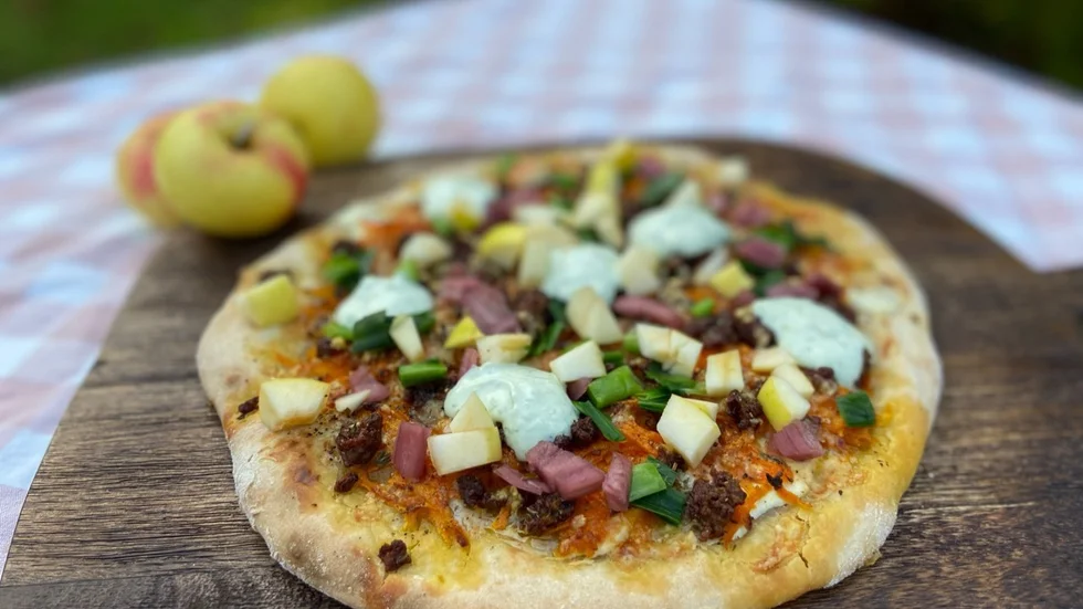 Gotländsk pizza, skapad av Elin Torpvret som använt bland annat Stenkyrkeäpple och lammfärs.