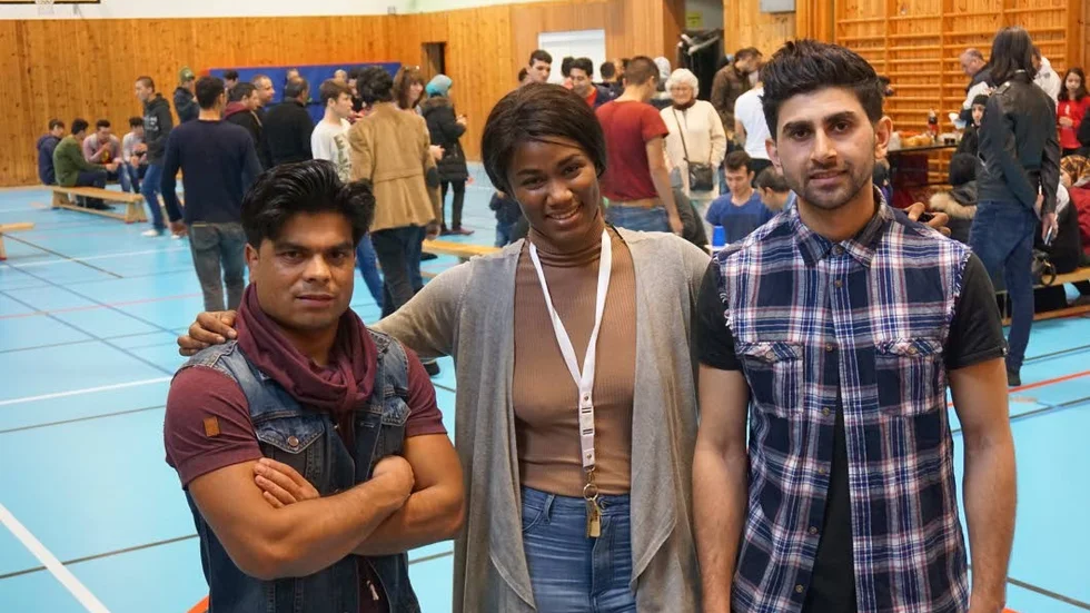 En värld. Esmail Azimi, Angie Cortez och Ali Akbar Shirzad har UF-företaget One World ihop.
