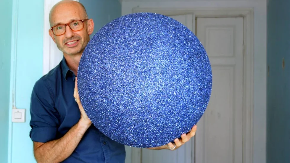 Konstnären Stuart Mayes öppnar den 1 september Glitter Ball showroom & projects, ett rum för samtida konst i gamla gymnastikhuset. Glas är temat. Så även på Konsthallen som startar höstsäsongen samma dag.