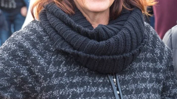 Gåva. Rektor Ann Nilsson hade med sig en present till Östra Ringskolan.