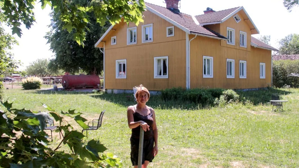 Kommunala vattenledningar är dragna till området där Susann Nahlbom bor, bara två meter från hennes hus. Men hon får ändå inte koppla in sig på dessa.