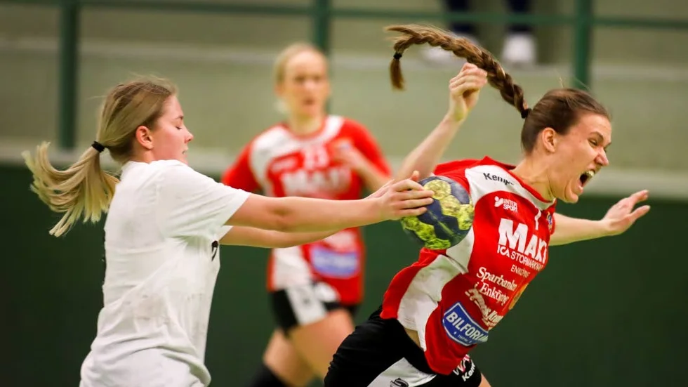 EHF föll igen. Therse Lundström som bilden stoppas av Kungsängensförsvar var främsta målskytt  med sex mål.