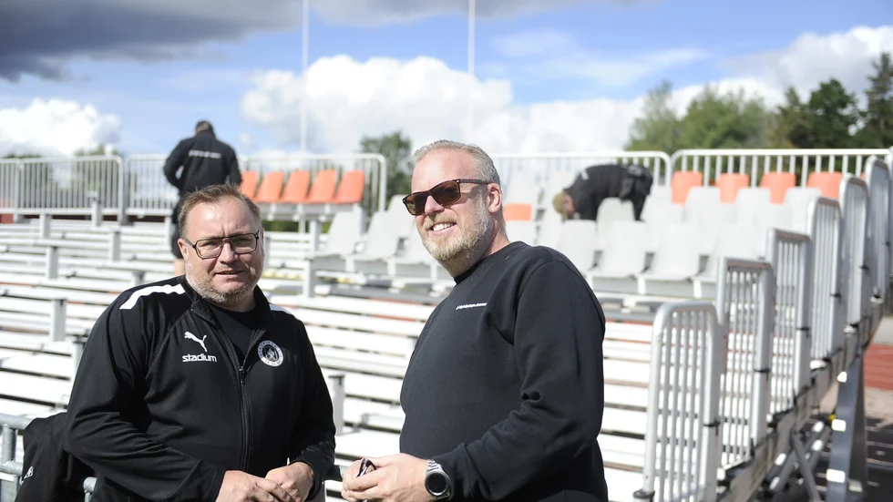 Patrik Berglin, Bissarna och Markus Nilsson, Rosvalla Arenor, framför den tillfällig läktare som är på väg att färdigställas till torsdagens cupmöte mot Hammarby.