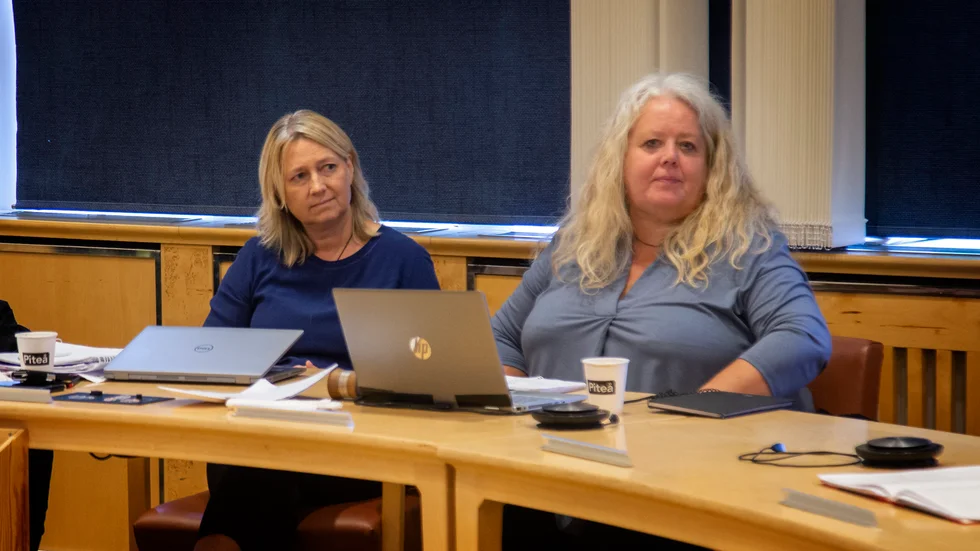 Förvaltningschef Annika Nordstrand och nämndsordförande Elisabeth Lindberg är tydlig med att Kultur, park och fritid vill att hallen står kvar på Norstrand och inte tas upp och ned. (Arkivbild)