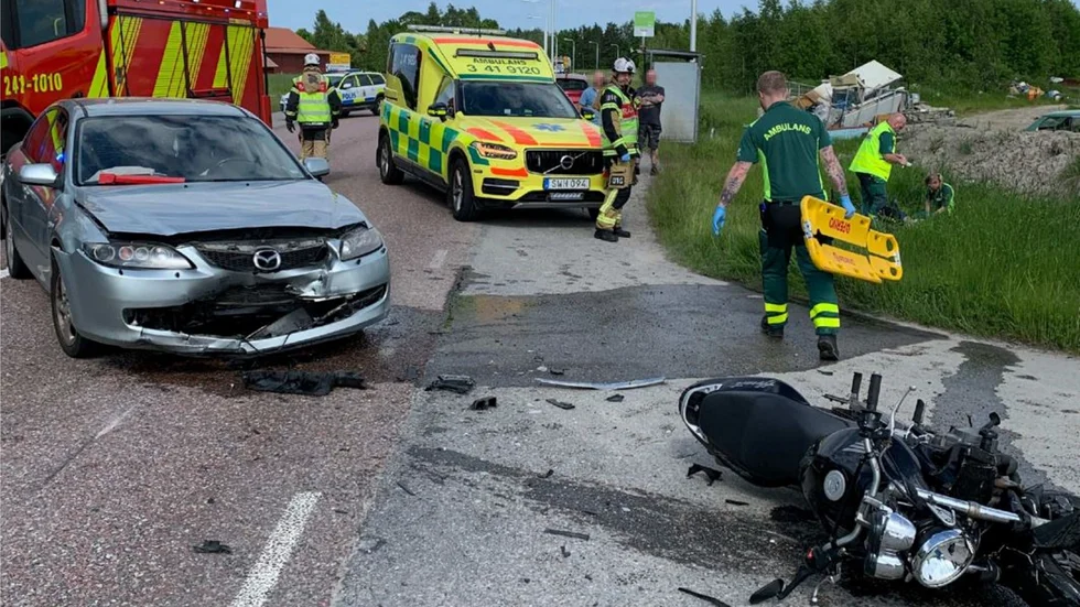 Någon annan förklaring än att han inte såg den mötande motorcykeln har den åtalade föraren av personbilen inte lagt fram.