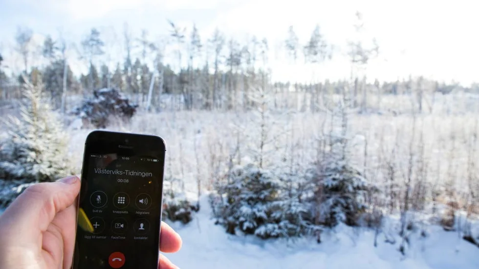Surfa i naturen. Den som vill kunna mobilsurfa på landsbygden gör klokt i att kolla täckningskartor för de olika telekombolagen innan man sluter något abonnemang.