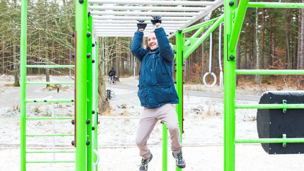 Albin Karlsson halkar omkring på monkeybarsen.