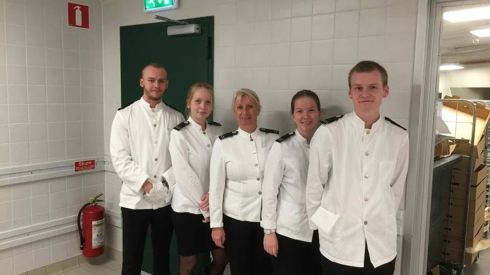 Serverar. Västervikselever serverar på Nobelfesten, från vänster Olle Svensson-Imislund, Alice Johansson, läraren Birgitta Hagman, Vivecka Torlamb och Herman Karlsson.
