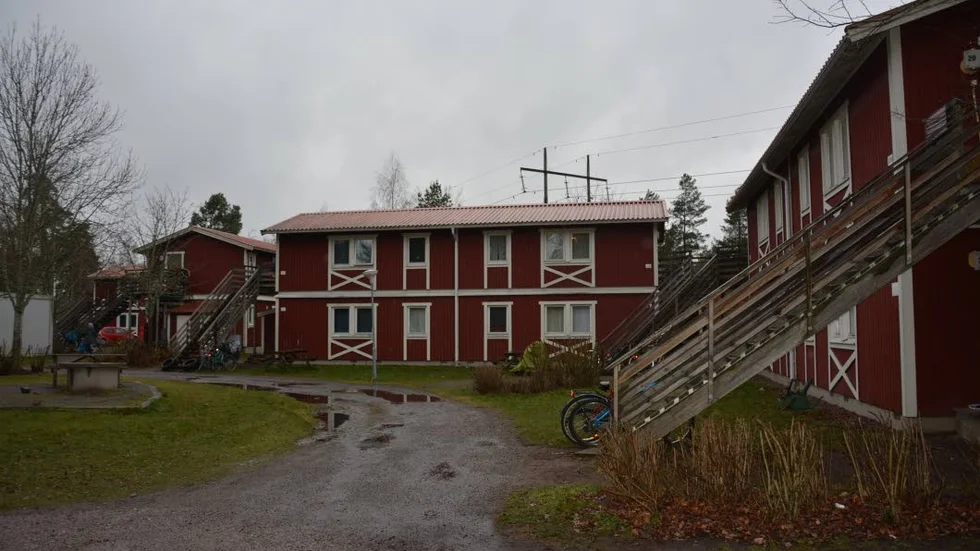 Provisorium blir permanent. De fyra husen byggdes som tillfälliga flyktingbostäder i början 90-talet. För någon vecka sedan fick de permanent bygglov som bostadshus.