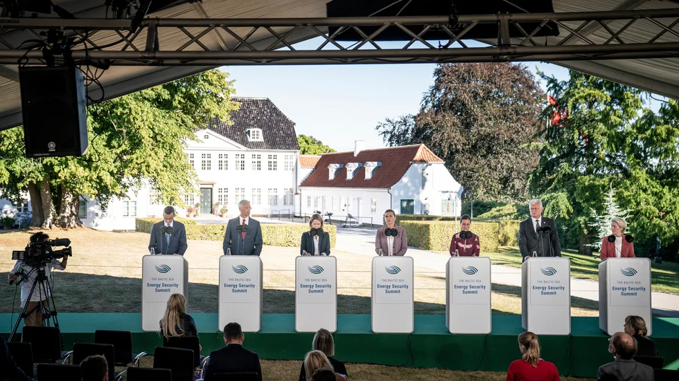Polens Mateusz Morawiecki, Lettlands Krisjanis Karins, Estlands Kaja Kallas, Danmarks Mette Frederiksen, Finlands Sanna Marin, Litauens Gitanas Nauseda och kommissionsordförande Ursula von der Leyen håller pressträff efter energitoppmötet i Marienborg utanför Köpenhamn.