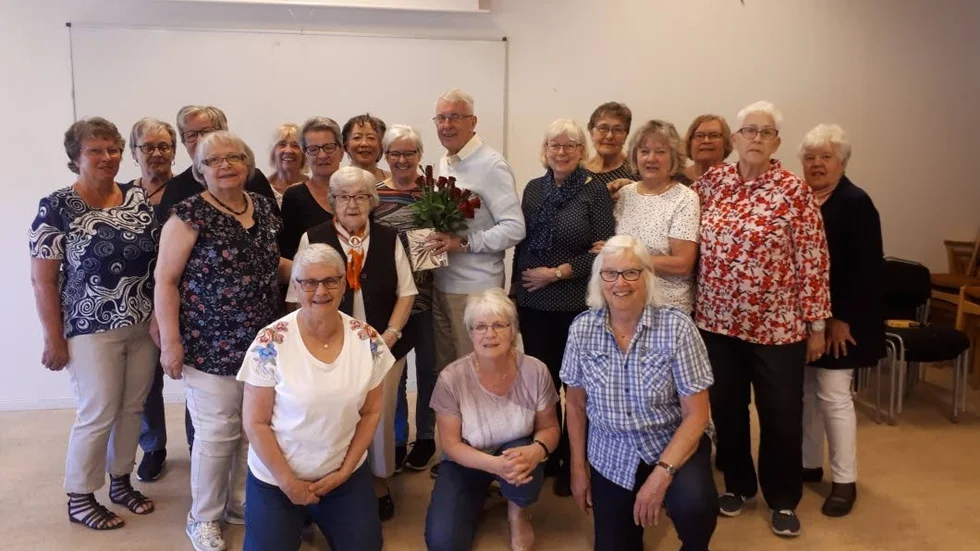 PRO-kören med körledaren Rolf Carlsson i mitten.