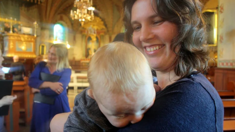 Yngsta lyssnaren Gabriel med sin mamma Kristina Lindh, korist i kammarkören.