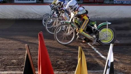 Efter att äntligen ha fått in lite pengar är vice ordföranden Larry Carlsson hoppfull om elitseriespeedway på Sparbanken Arena även nästa säsong.Arkivfoto: Anders Steiner
