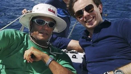 Carl-Johan seglar gärna på fritiden. Här befinner han sig till havs med några kompisar.Foto: Privat