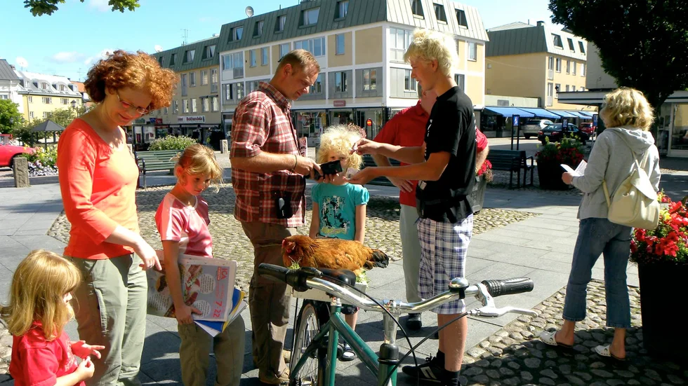 En tysk familj visar sitt intresse för Jonas kravband medan barnen står avvaktande innan de vågar klappa Malin.