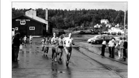I den här gruppen av löpare från den första Byrundan 1987 ses i täten Bo Karlsson från Gamleby OK, (nr 4) en av två löpare som varit med alla åren och som finns med även i årets startlista.