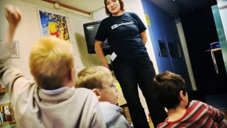 Om hur farligt det är att uppehålla sig eller leka på järnvägen berättade Banverkets säkerhetsinformatör Sara Blomberg för barnen påKvännarskolan.
Foto: Ellen Kindstrand