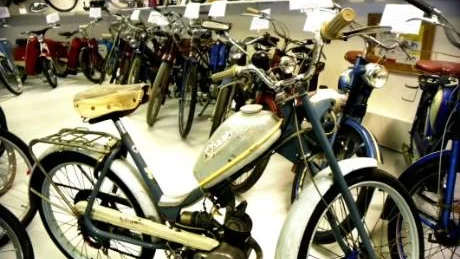 Mycket populär moppe i Danmark, SCO De Luxe. Från att tidigare bara tillverkat svarta modeller började man på 1950-talet med färger. Denna dammodell från 1959 med en växel tillverkades hos Smith o Co i Odense som också tillverkade herrmodeller.