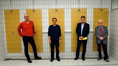 Pelle Svensson, Anders Strömbäck, Lars Danielsson och Hans Ellervik i den nykaklade duschen. Duschkranarna har ersatts av sensorer, så kallade touchkontroller. Foto: Anders Steiner