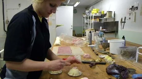 Jennie Lindberg är konditor och gör bröstbakelser till förmån för bröstcancerforskningen.