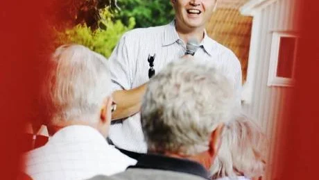 Sten Tolgfors sommartalade på Stures Café och trädgård i Loftahammar, inför ett 100-tal personer. Främst pratade han om regeringens nya försvarspolitik. Foto: Ellen Kindstrand