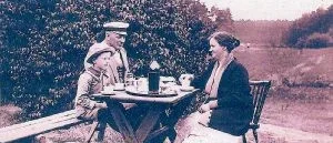 DEN GAMLA BILDENEn kaffetår i bersån 
en sommardag 1923