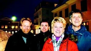 Glada pristagare. Stefan Gelebo, från intensivvårdsavdelningen, Nicklas Johansson från narkosen och Suzanne Axelsson och Johan Berkius från intensivvårdsavdelningen har fått pris för sitt projekt "Packa ambulans" som pågått under flera år på Västerviks sjukhus. Foto: Matilda Ahl