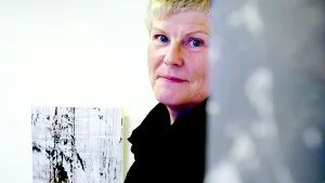 Mänskliga spår. Konstnären Eva Hagmans nya utställning på Storgatan 31 handlar om de spår vi människor lämnar efter oss. FOTO: ANDERS STEINER