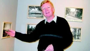 Nöjd marknadschef.  Nils-Magnus Angantyr är glad för att folk uppskattar utställningen med August Christian Hultgrens bilder som presenteras i samarbete med Astrid Lindgren-gården och Ydre kommun.