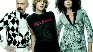 Hitmaskin. Alexander Bard är den självklare ledargestalten i Bodies without organs, som blir Melodifestivalens första joker, med låten "Temple of love". Från vänster: Alexander Bard, Martin Rolinski och Marina Schiptjenko. Foto: Emi