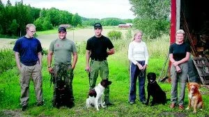 Redo för eftersök. De hundar med förare som klarat proven för att få göra eftersök. Fr.v. Daniel Lindèn, (hunden heter Devil och fick stanna i bilen eftersom han gör skäl för namnet när andra hundar kommer för nära), Per-Martin Kling med Zack, Jan Ringenhag med Wilda, Anna Helmersson med Inka och Britt-Marie Karlsson med Gibson. Saknas på bilden gör Noelle Axén som med hunden Hyss också klarat proven. Foto: Marcus Augustini