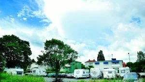 Camping i stan. På tisdagsförmiddagen stod det sju husbilar och husvagnar på parkeringsplatsen vid Reginelundsbryggan i Västervik.  Foto: Matilda Ahl
