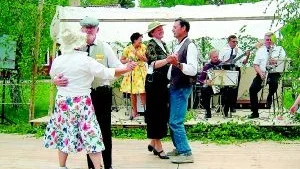 Lövad bana. Lärarna Evy Åberg, Totebo, och Anita Linge,öppnar dansen med sina respektive Sune och Staffan.