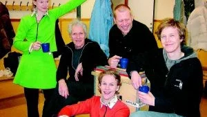 Teatergänget. En paus mellan föreställningarna för Johanna Skobe, skådespelare,  Percy Andersson, rekvisitör med mera,  Daniel Olsson, scenmästare, André Linder,   ljus- och ljudtekniker och sittande Ola Björkman, skådespelare.