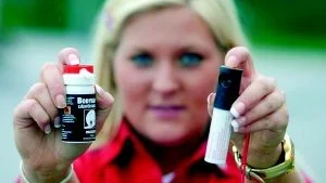 Överfallsskydd. Både självförsvarsspray och överfallslarm finns att köpa i Västervik, men en så länge har Anna Dahl på Kvantum inte sålt några mängder av produkterna.Foto: Anders Liljegren