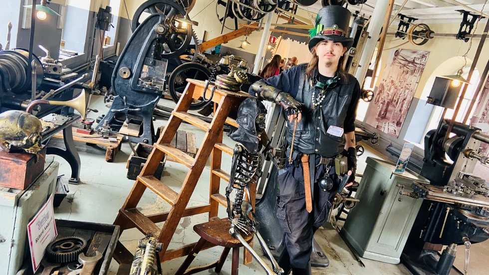 "För mig som alltid gillat fantasy och science fiction och dessutom är en historienörd blev steampunk den perfekta blandningen." Richard Andersson från Eskilstuna smälte in perfekt på Stadsmuseet med sina kläder och tekniska uppfinningar. Och han rekommenderar hobbyn varmt.