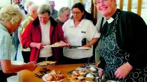 Kyrkan kommer till människorna. Kyrkoherde Mariette Ädel-Skiöld i Gladhammars pastorat har ordnat en mötesplats i Gunnebo med "Kyrkan i centrum".  Foto: MARGARETA LJUNGBLAD